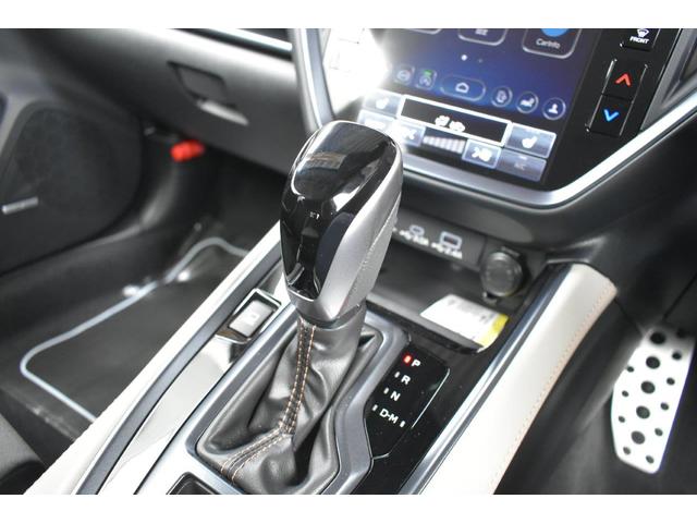 �V�t�g���o�[�͂k���^�̃V�t�g�`�F���W�ɂȂ��Ă��܂��āA�c�����W���s�ŁA�E���փ����W��؂�ւ��Ē������ŁA�}�j���A�����[�h�ł̑��s���y������Œ����܂��B