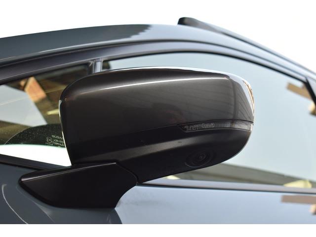 �����h�A�~���[�ɑ������ꂽ�J�����̉f�����f�B�X�v���C�ɕ\���B���Ԃ̗����ʂ̗l�q���m�F�ł��A�������ւ̐i���₷��Ⴂ�A���H�[�ւ̕��񂹒��ԂȂǂ������S���čs�����Ƃ��ł��܂��B