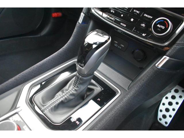 �V�t�g���o�[�͂k���^�̃V�t�g�`�F���W�ɂȂ��Ă��܂��āA�c�����W���s�ŁA�E���փ����W��؂�ւ��Ē������ŁA�}�j���A�����[�h�ł̑��s���y������Œ����܂��B