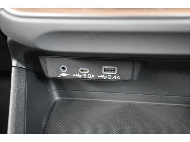 �X�}�[�g�t�H���Ȃǂ̏[�d�ɕ֗��Ȃt�r�a�o�͓d���i�s�������|�`�@�P���A�s�������|�b�@�P���j�𑕔����Ă��܂��B