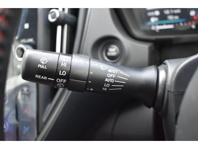 �J�H���m�����C�p�[�̓t�����g�K���X�㕔�̃Z���T�[���J�ʂ����m���A�J�̋����ɉ����āu�Ԍ��E�ᑬ�E�����v�������Ő؂�ւ���@�\�ł��B