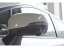 助手席側ドアミラーに装着されたカメラの映像をディスプレイに表示。自車の助手席側前方の様子が確認でき、狭い道への進入やすれ違い、道路端への幅寄せ駐車などをより安心して行うことができます。