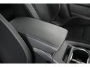 アームレストが装備されています。長距離ドライブでの疲労を軽減し、快適性を高める役割を果たします、蓋を開けるとコンソールボックスになっており、小物や書類などを収納できます。