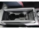 シフト操作を妨げず後席からも使いやすいカップホルダー.USB充電器もついています。