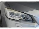 LEDヘッドランプは白色または青白い光を放ちます。夜間でも遠くまで見通しが良くなり、道路標識や歩行者をより早く認識できます。