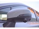 助手席側ドアミラーに装着されたカメラの映像をディスプレイに表示。自車の助手席側前方の様子が確認でき、狭い道への進入やすれ違い、道路端への幅寄せ駐車などをより安心して行うことができます。