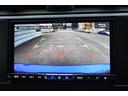 運転席からの死角となる車両直後や広範囲の映像を、車内のディスプレイに表示します。駐車時や後退時に、障害物や歩行者の有無を容易に確認できます。