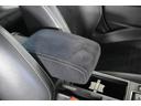 アームレストが装備されています。長距離ドライブでの疲労を軽減し、快適性を高める役割を果たします、蓋を開けるとコンソールボックスになっており、小物や書類などを収納できます。