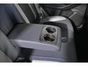 リヤシートセンターアームレスト。　カップホルダー付で、後席にも快適なドライブを提供します。