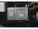 電動パーキングブレーキはスイッチ一つ（指で引く、または押す）でパーキングブレーキの作動・解除ができます。力が必要ないため、誰でも簡単に操作できます。