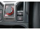 電動パーキングブレーキはスイッチ一つ（指で引く、または押す）でパーキングブレーキの作動・解除ができます。力が必要ないため、誰でも簡単に操作できます。