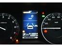 メーター中央にはカラー液晶画面が備えられ、車のインフォメーションを簡単に把握できます