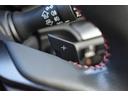 運転者がハンドルから手を離さずに、マニュアルトランスミッション車を運転しているかのように、疑似的なギアチェンジ(変速比の変更)を行うための装置です。