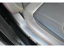 運転席のシート表皮の破れがございます。