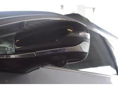 助手席側ドアミラーに装着されたカメラの映像をディスプレイに表示。自車の助手席側前方の様子が確認でき、狭い道への進入やすれ違い、道路端への幅寄せ駐車などをより安心して行うことができます。 4