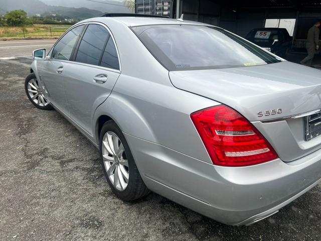 Ｓクラス 　Ｓ５５０　クリアランスソナー　オートクルーズコントロール　ナビ　ＴＶ　アルミホイール　ＡＴ　シートヒーター　スマートキー　電動格納ミラー　パワーシート　エアコン　パワーステアリング　パワーウィンドウ（4枚目）