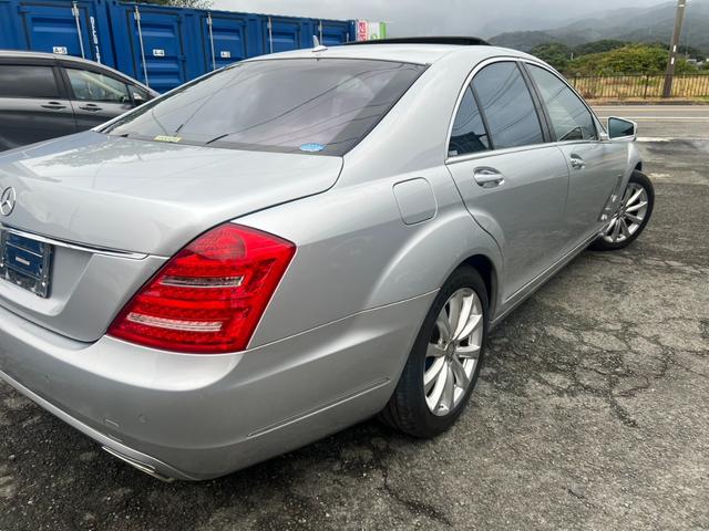 Ｓクラス 　Ｓ５５０　クリアランスソナー　オートクルーズコントロール　ナビ　ＴＶ　アルミホイール　ＡＴ　シートヒーター　スマートキー　電動格納ミラー　パワーシート　エアコン　パワーステアリング　パワーウィンドウ（5枚目）
