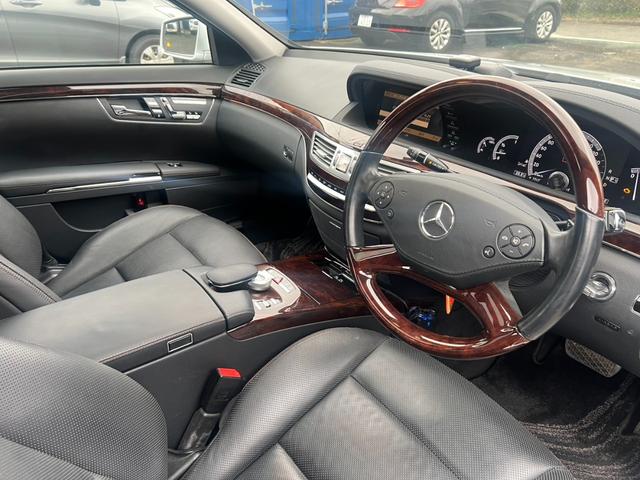 Ｓクラス 　Ｓ５５０　クリアランスソナー　オートクルーズコントロール　ナビ　ＴＶ　アルミホイール　ＡＴ　シートヒーター　スマートキー　電動格納ミラー　パワーシート　エアコン　パワーステアリング　パワーウィンドウ（9枚目）