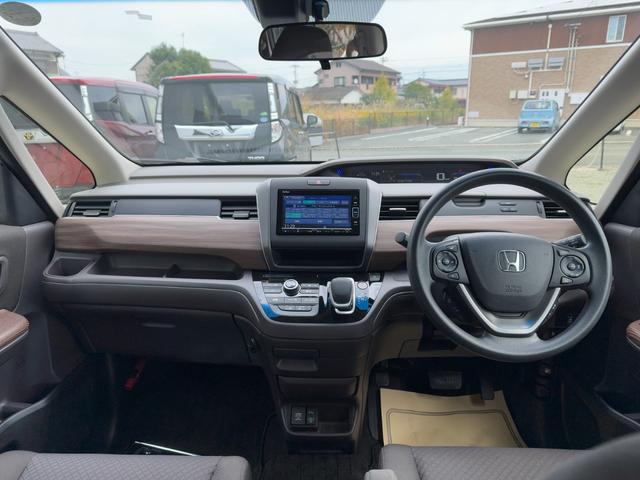 フリードハイブリッド ハイブリッド・Ｇホンダセンシング　キーフリー　プッシュスタート　純正ナビ　フルセグテレビ　ＣＤＤＶＤ再生　ブルートゥースオーディオ　ＥＴＣ　バックカメラ　シートヒーター　両側パワースライドドア　ＬＥＤヘッドライト（3枚目）