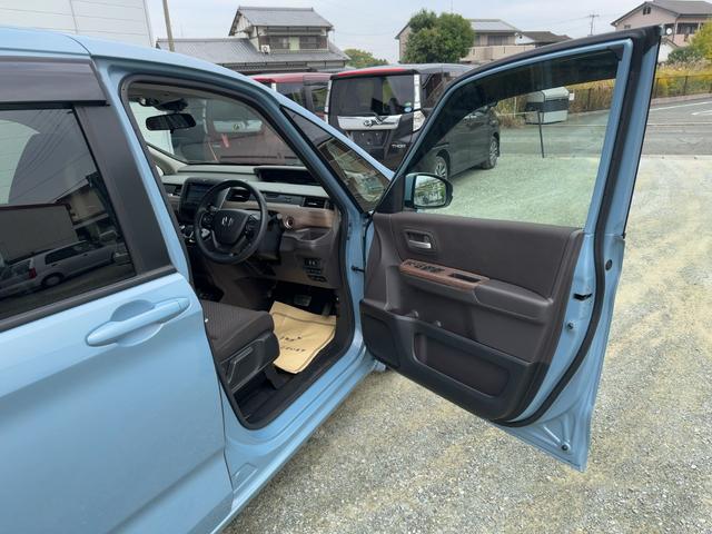 フリードハイブリッド ハイブリッド・Ｇホンダセンシング　キーフリー　プッシュスタート　純正ナビ　フルセグテレビ　ＣＤＤＶＤ再生　ブルートゥースオーディオ　ＥＴＣ　バックカメラ　シートヒーター　両側パワースライドドア　ＬＥＤヘッドライト（10枚目）