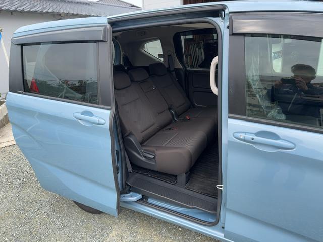 フリードハイブリッド ハイブリッド・Ｇホンダセンシング　キーフリー　プッシュスタート　純正ナビ　フルセグテレビ　ＣＤＤＶＤ再生　ブルートゥースオーディオ　ＥＴＣ　バックカメラ　シートヒーター　両側パワースライドドア　ＬＥＤヘッドライト（11枚目）