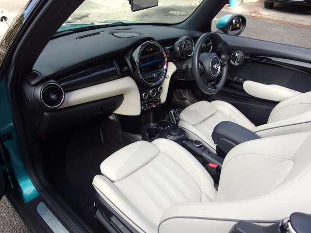 MINI クーパー コンバーチブル クーパー DCT 禁煙 ペット歴無 ホワイトレザー シートヒーター バックカメラ カブリオ限定カリビアンアクア(10枚目)