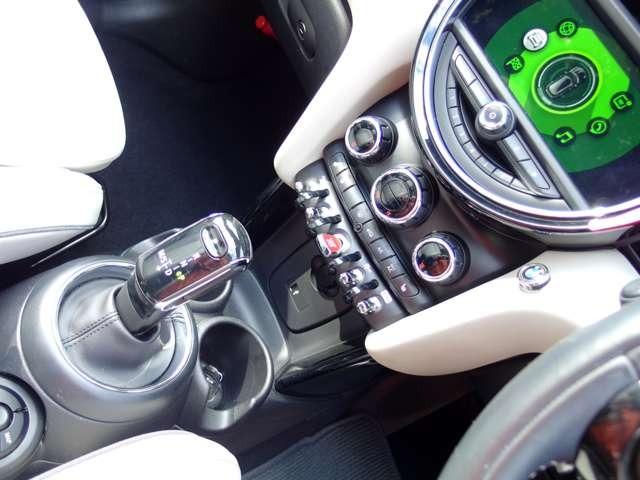 MINI クーパー コンバーチブル クーパー DCT 禁煙 ペット歴無 ホワイトレザー シートヒーター バックカメラ カブリオ限定カリビアンアクア(11枚目)