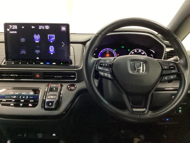 オデッセイハイブリッド ｅ：ＨＥＶアブソルート・ＥＸブラックエディション　メモリーナビ　ドラレコ　ＥＴＣ　リアカメラ　ハンズフリーパワーテールゲート　バックモニター　マルチビューモニター　ＶＳＡ　サイドエアバック　フルオートエアコン　フルセグテレビ　レーダーブレーキ　ＤＶＤ（3枚目）