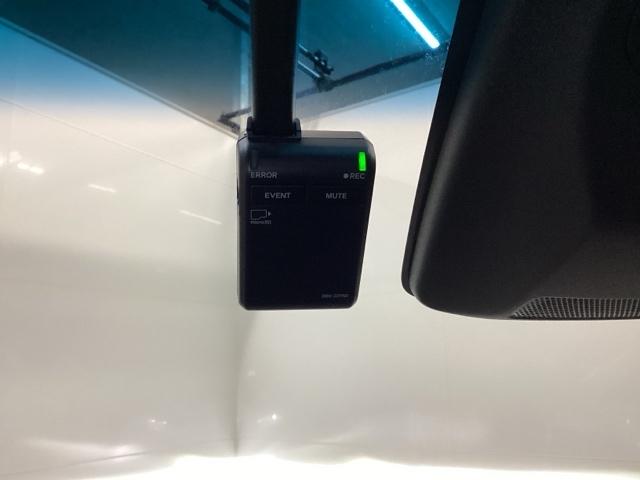 オデッセイハイブリッド ｅ：ＨＥＶアブソルート・ＥＸブラックエディション　メモリーナビ　ドラレコ　ＥＴＣ　リアカメラ　ハンズフリーパワーテールゲート　バックモニター　マルチビューモニター　ＶＳＡ　サイドエアバック　フルオートエアコン　フルセグテレビ　レーダーブレーキ　ＤＶＤ（12枚目）