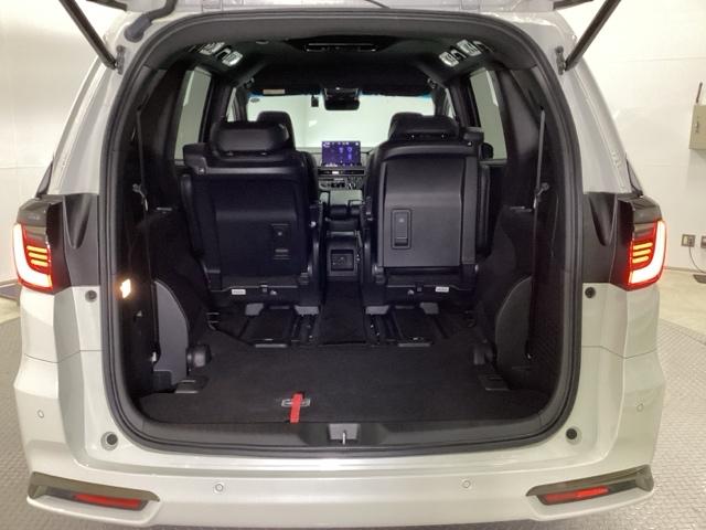 オデッセイハイブリッド ｅ：ＨＥＶアブソルート・ＥＸブラックエディション　メモリーナビ　ドラレコ　ＥＴＣ　リアカメラ　ハンズフリーパワーテールゲート　バックモニター　マルチビューモニター　ＶＳＡ　サイドエアバック　フルオートエアコン　フルセグテレビ　レーダーブレーキ　ＤＶＤ（22枚目）