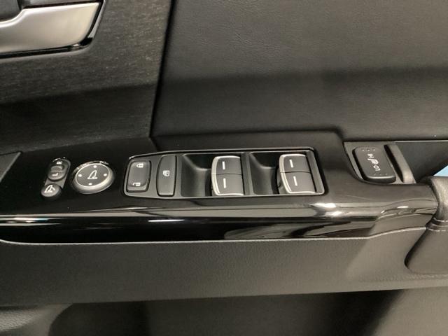 オデッセイハイブリッド ｅ：ＨＥＶアブソルート・ＥＸブラックエディション　メモリーナビ　ドラレコ　ＥＴＣ　リアカメラ　ハンズフリーパワーテールゲート　バックモニター　マルチビューモニター　ＶＳＡ　サイドエアバック　フルオートエアコン　フルセグテレビ　レーダーブレーキ　ＤＶＤ（38枚目）