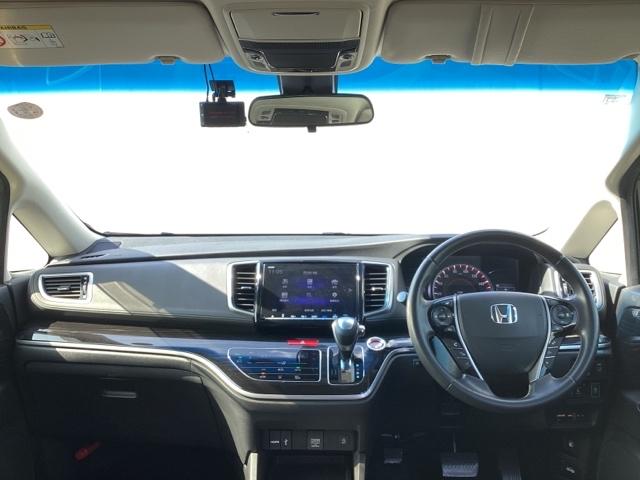 ハーフシェイドフロントウィンドウ【Ｆガラス上端の青色透かし】を装備しています。広いフロントガラスで視界を確保しつつ眩しさを抑えます。有と無しでは大違いです。