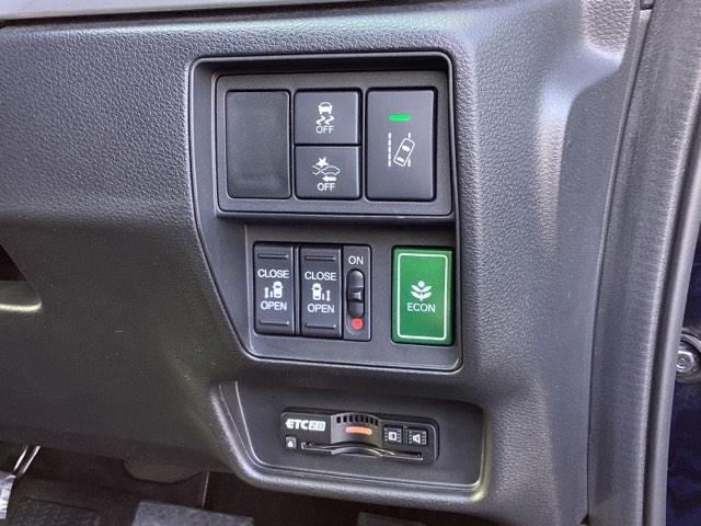 【ｅコンスイッチ】低燃費運転をサポートするＥＣＯＮモード。スイッチをＯＮすると、エンジンやトランスミッション、Ａ／Ｃなどを協調制御し、燃費の向上に貢献。エコドライブの効果を高めます。