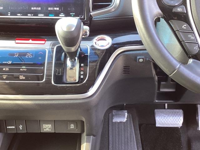 運転席周辺のスマートなレイアウトが、操作のしやすさを実現。快適なドライブをサポートします。パーキングブレーキはフットブレーキタイプです。