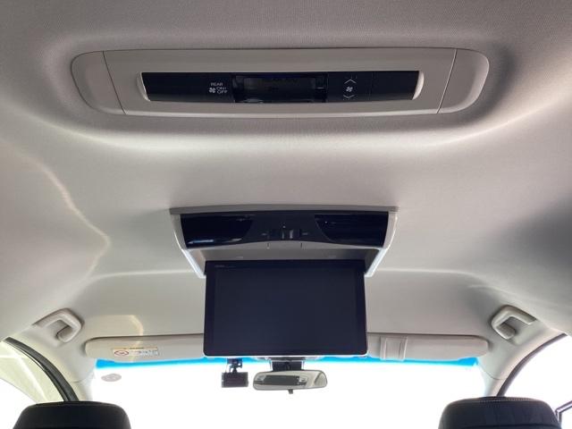 リア席モニターがあれば、後部座席でも大画面で映像を楽しめます。長時間のドライブ中も同乗者を飽きさせません。後席のエアコン温度調整は、こちらから可能です。