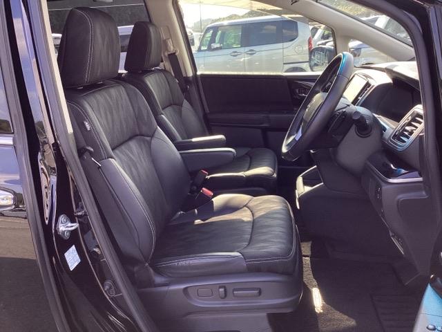 運転席は、大きな座面と包み込むような背もたれがドライバーの身体全体をしっかり支えます。上質なシート素材と座り心地のよいクッションを採用し、長時間の運転やコーナーの多い道も快適です。