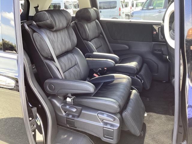 【オットマン】足を乗せるための足置き台がついております。後席でも足を伸ばしてリラックスした姿勢で過ごすことができます。長距離ドライブや車中泊に便利です。