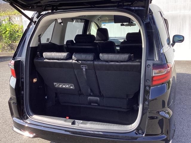 トランクの広さは、どうです、たくさんの荷物が積めますよ。３列目シートは床下に収納ができます。片方だけ倒して、長い荷物を乗せることもできてとっても便利です。