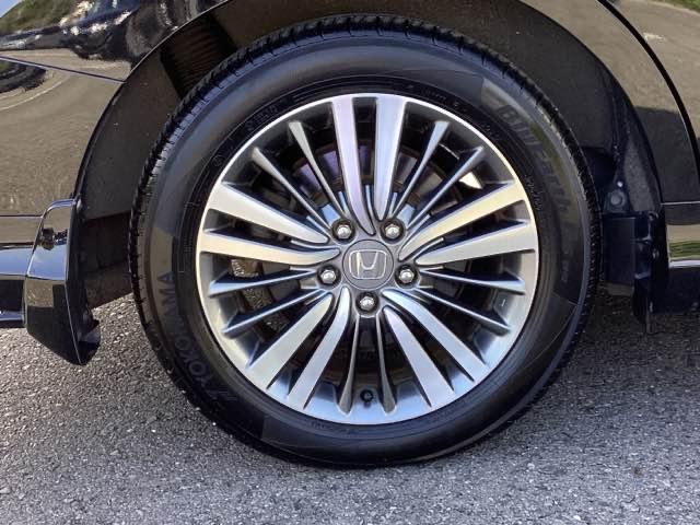 純正のアルミホイールがトータルで足元を引き締めています。