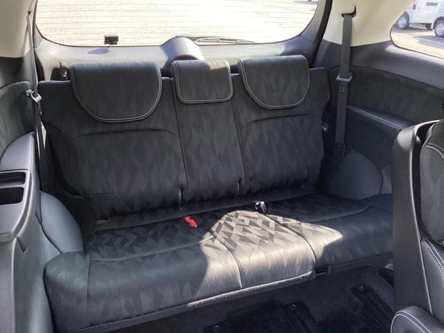 ３列目シートもゆったりスペースです。家族みんなでのお出かけ、長距離ドライブも快適です。また、簡単に座席を収納することもできます。