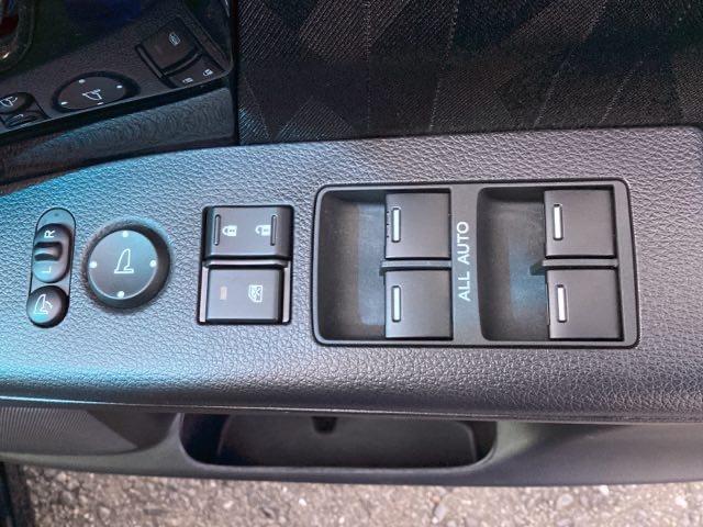 【パワーウィンドウスイッチ】ワンタッチで、パワーウインドウやドアミラーを操作できます。