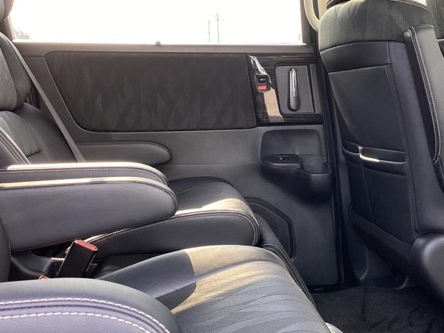 後席にも左右分離式のアームレストがついております。ゆっくりおくつろぎいただけます。【収納】後部座席収納。散乱しがちな小物を収納するのに便利です。