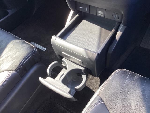 運転席からも助手席からも自由に使えるドリンクホルダー付。