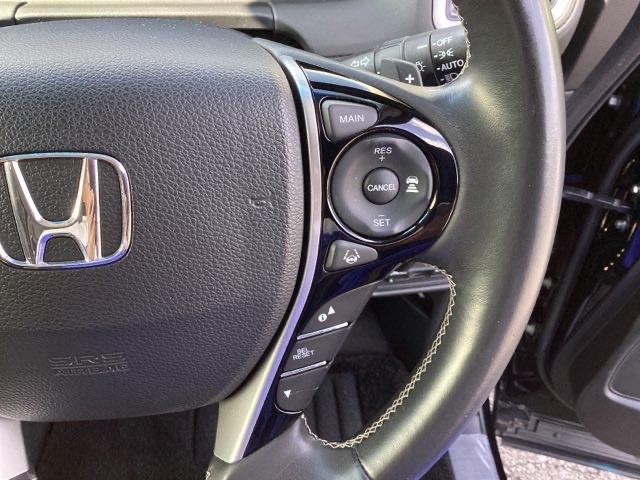 ステアリングホイールの右側がクルーズコントロールスイッチです。アクセルペダルを踏まずに一定走行が出来るので、高速道路での走行がグッと快適になります。