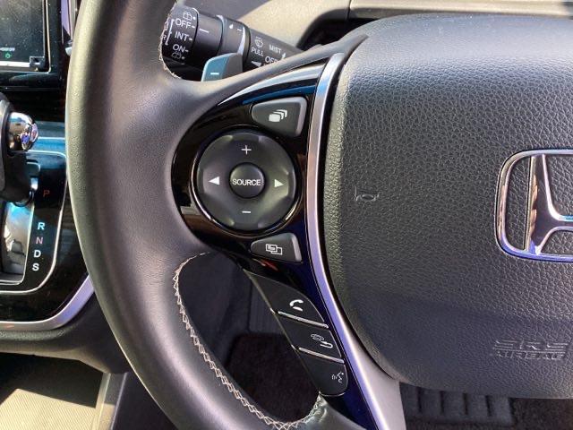 ステアリング左手側にオーディオ関連のコントロールスイッチを配置しています。操作時は視線を逸らすことなく運転に集中できます。