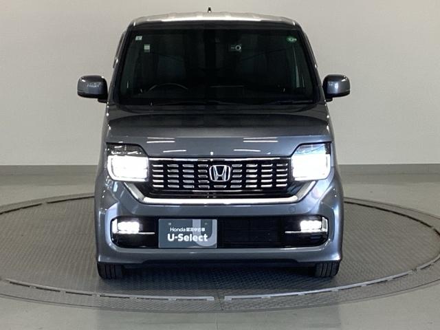 ９灯式フルＬＥＤヘッドライトで、より明るく遠くまで照らします！フロントバンパーにはＬＥＤフォグライトが装着されています！