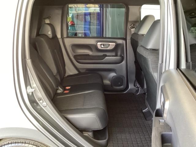 後席が前後にスライドできます。また、後席の下に大きなトレイがあり、長い傘や置き靴などをすっきりと収納できます。