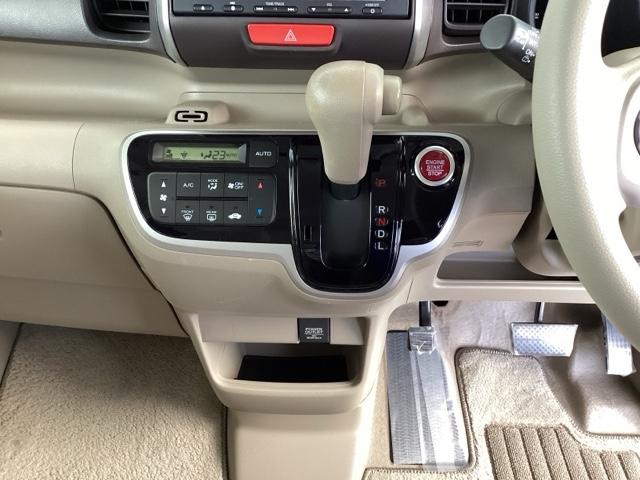 足元スッキリ、インパネシフトです。パーキングブレーキはフットブレーキタイプなので、運転席と助手席の間がスッキリしています。