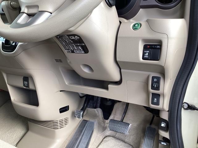 便利なパワースライドドアや、燃費を抑えるＥＣＯＮ、横滑りを防ぐＶＳＡ等のスイッチ類は、運転席右側、手の届きやすい位置にあります。