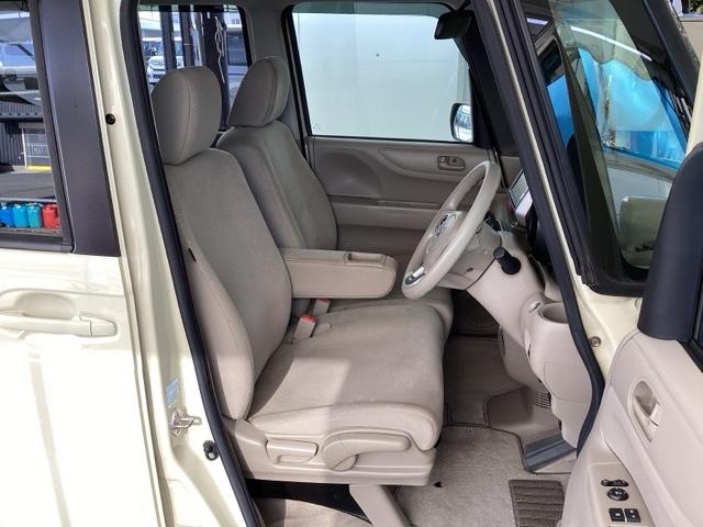 フロント広々、ベンチシートの運転席は、ハイトアジャスターが付いているので、快適にドライブができます。ハンドルはチルトステアリングで、ハンドル位置を上下に調節できます。